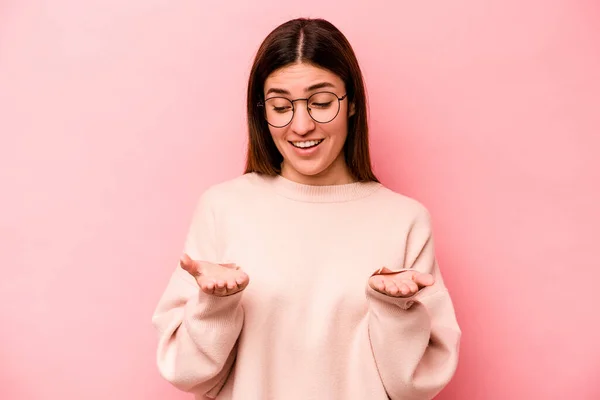 Joven Mujer Caucásica Aislada Sobre Fondo Rosa Sosteniendo Algo Con —  Fotos de Stock