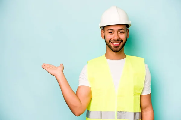 Young Laborer Hispanic Man Isolated Blue Background Showing Copy Space — Stock Photo, Image