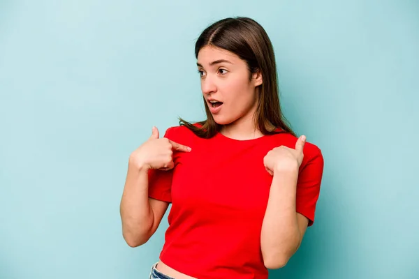 Mulher Branca Jovem Isolado Fundo Azul Surpreendido Apontando Com Dedo — Fotografia de Stock