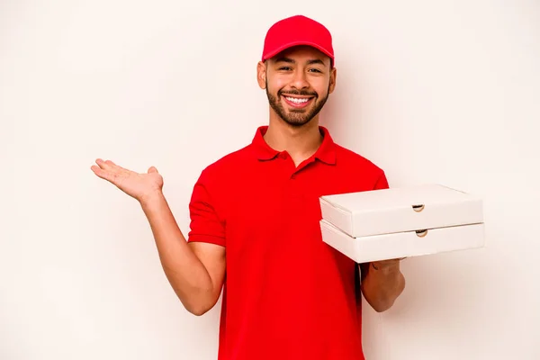 Young Hispanic Delivery Man Holding Pizzas Isolated White Background Showing — ストック写真