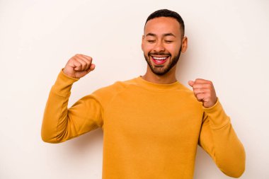 Genç İspanyol adam beyaz arka planda izole edilmiş dans ediyor ve eğleniyor..