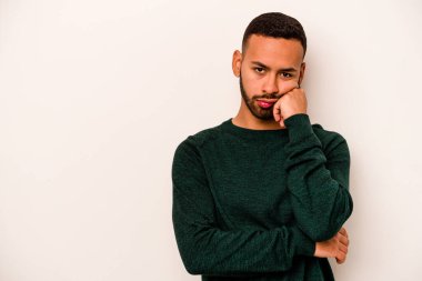 Beyaz arka planda izole edilmiş, üzgün ve dalgın hisseden genç bir İspanyol fotokopi odasına bakıyor..