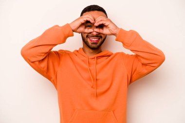 Beyaz arka planda izole edilmiş genç İspanyol adam gözlerinde iyi işaretler gösteriyor.