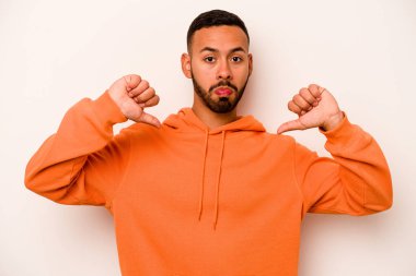 Beyaz arka planda izole edilmiş genç İspanyol bir adam hoşlanmadığı bir jest gösteriyor, kabul etmiyor. Anlaşmazlık konsepti.