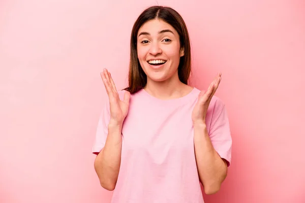 Jonge Kaukasische Vrouw Geïsoleerd Roze Achtergrond Lacht Uit Luid Houden — Stockfoto