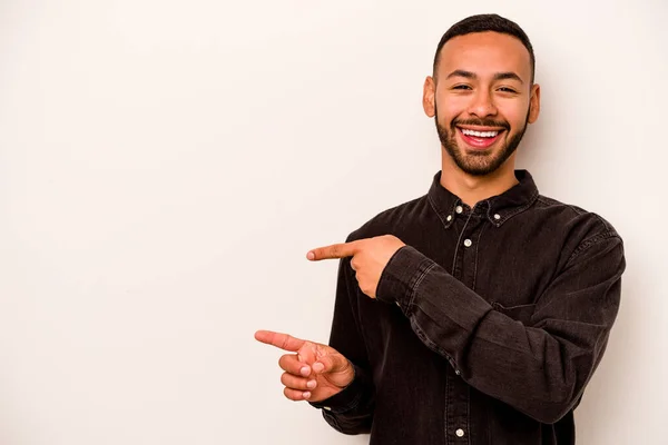 Joven Hombre Hispano Aislado Sobre Fondo Blanco Excitado Señalando Con — Foto de Stock