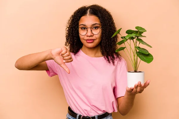 Young African American Woman Holding Plant Isolated Beige Background Showing — Stock fotografie