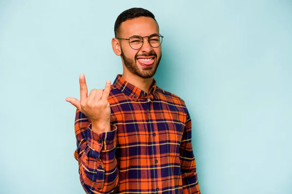 Mladý Hispánec Muž Izolované Modrém Pozadí Ukazující Rock Gesto Prsty — Stock fotografie