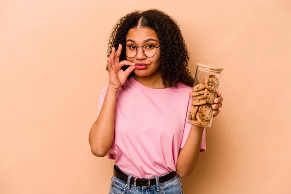 Ung Afroamerikansk Kvinna Håller Kakburk Isolerad Beige Bakgrund Med Fingrar — Stockfoto