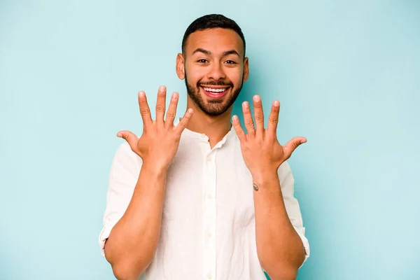 Mladý Hispánec Muž Izolované Modrém Pozadí Ukazující Číslo Deset Rukama — Stock fotografie