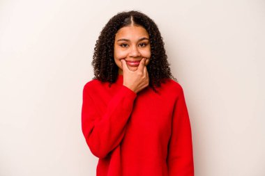 Genç Afrikalı Amerikalı kadın, beyaz arka planda izole edilmiş ve iki seçenek arasında şüphe duyuyor..