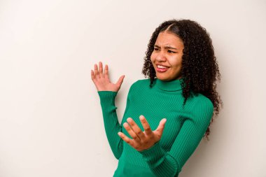 Genç Afrikalı Amerikalı kadın beyaz arka planda izole edilmiş neşeli bir şekilde gülüyor. Mutluluk kavramı.