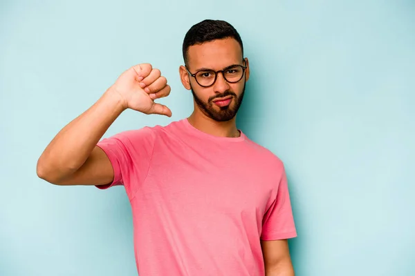 Jonge Spaanse Man Geïsoleerd Blauwe Achtergrond Met Duim Naar Beneden — Stockfoto