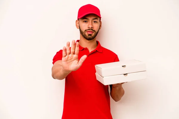 Молодой Латиноамериканец Пиццей Белом Фоне Стоит Протянутой Рукой Показывая Знак — стоковое фото