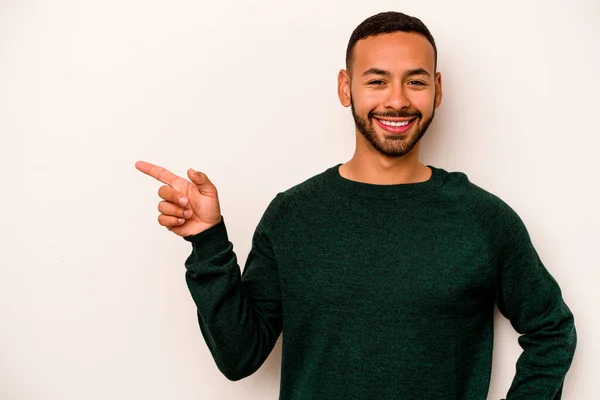 Joven Hombre Hispano Aislado Sobre Fondo Blanco Sonriendo Alegremente Señalando — Foto de Stock