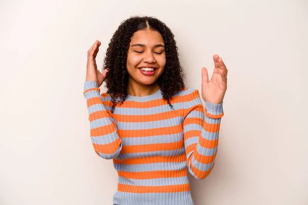 Młoda Afroamerykanka Odizolowana Białym Tle Dużo Się Śmieje Koncepcja Szczęścia — Zdjęcie stockowe