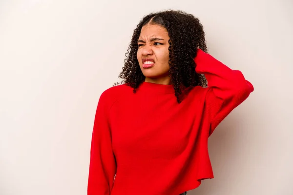 Mujer Afroamericana Joven Aislada Sobre Fondo Blanco Cansada Muy Somnolienta —  Fotos de Stock