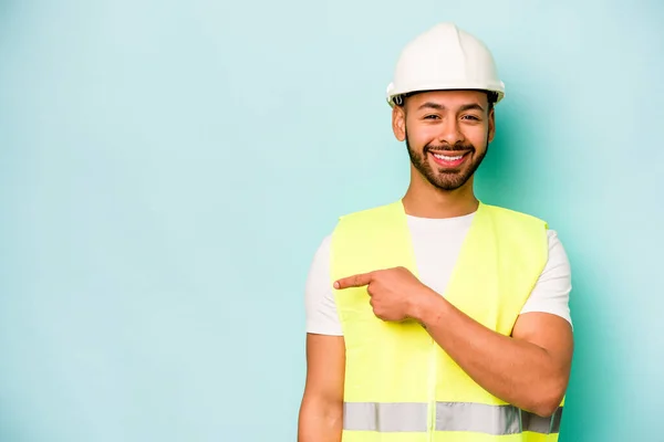 Young Laborer Hispanic Man Isolated Blue Background Smiling Pointing Aside — 스톡 사진