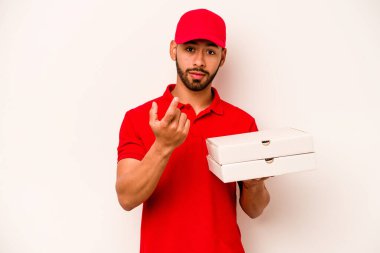 Beyaz arka planda izole edilmiş pizzaları tutan genç İspanyol kurye seni işaret ediyor sanki davet ediyormuş gibi..