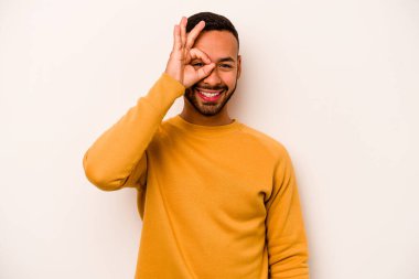 Beyaz arka planda izole edilmiş genç bir İspanyol heyecanlı, tamam mı?.