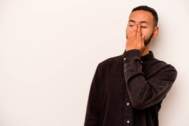 Beyaz arka planda izole olmuş genç bir İspanyol güler, kaygısız, doğal bir duygu..