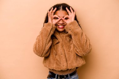 Genç Afrikalı Amerikalı kadın bej arka planda izole edilmiş. Heyecanlı..