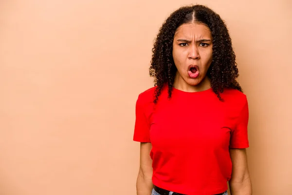 Mladá Africká Americká Žena Izolovaná Béžovém Pozadí Křičící Velmi Naštvaný — Stock fotografie