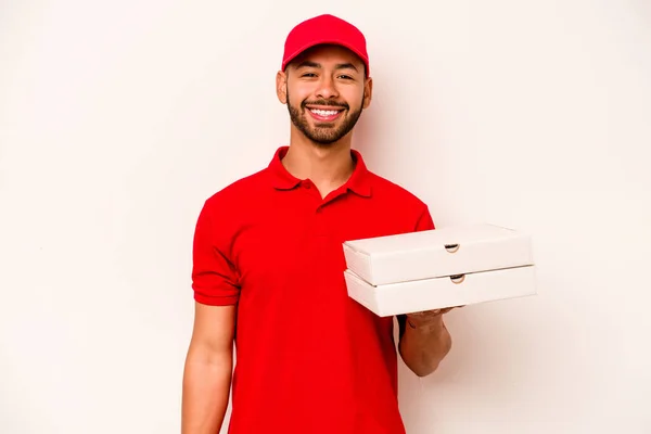 Young Hispanic Delivery Man Holding Pizzas Isolated White Background Happy — ストック写真