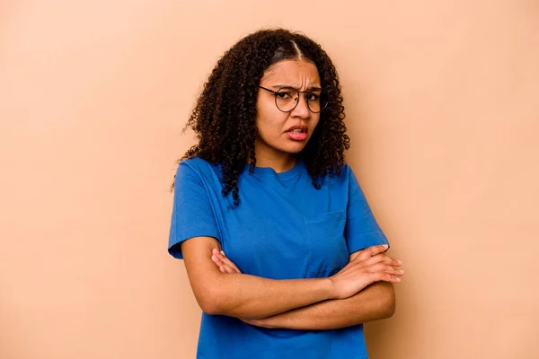 Joven Mujer Afroamericana Aislada Sobre Fondo Beige Que Está Aburrida —  Fotos de Stock