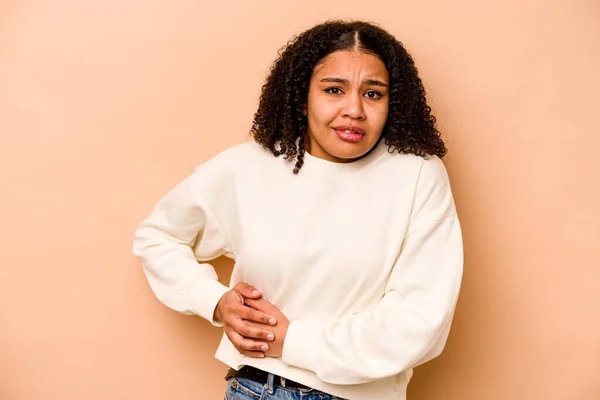 Mujer Afroamericana Joven Aislada Sobre Fondo Beige Con Dolor Hígado —  Fotos de Stock