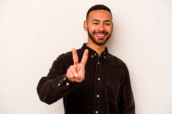 Mladý Hispánec Izolovaný Bílém Pozadí Ukazuje Znamení Vítězství Široce Usmívá — Stock fotografie