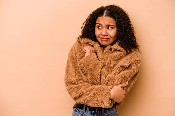 Ung Afrikansk Amerikansk Kvinna Isolerad Beige Bakgrund Förvirrad Känns Tveksam — Stockfoto