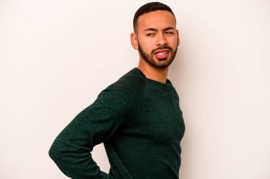 Beyaz arka planda izole edilmiş, sırt ağrısı çeken genç bir İspanyol..