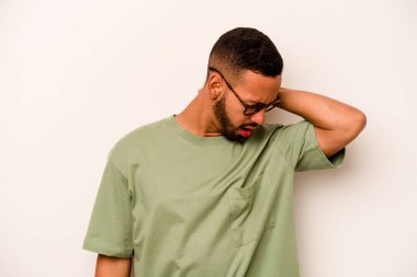Beyaz arka planda izole edilmiş genç bir İspanyol sabit yaşam tarzından dolayı boyun ağrısı çekiyor..