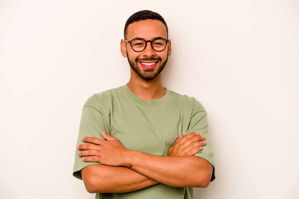 Junger Hispanischer Mann Auf Weißem Hintergrund Der Sich Selbstbewusst Fühlt — Stockfoto