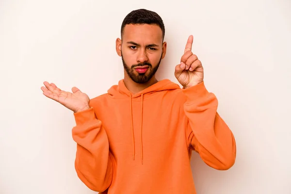 Joven Hispano Aislado Sobre Fondo Blanco Sosteniendo Mostrando Producto Mano —  Fotos de Stock