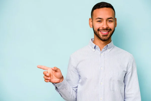 Young Hispanic Man Isolated Blue Background Smiling Pointing Aside Showing — Stock Photo, Image