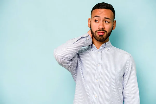 Joven Hombre Hispano Aislado Sobre Fondo Azul Tocando Parte Posterior — Foto de Stock