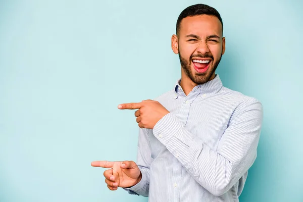 Young Hispanic Man Isolated Blue Background Pointing Forefingers Copy Space — Stock Photo, Image