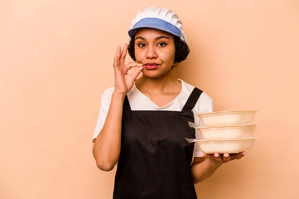 Young Cook Volunteer African American Woman Isolated Beige Background Fingers — Fotografia de Stock