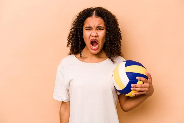 Молода Афроамериканська Жінка Грає Волейбол Ізольована Бежевому Фоні Кричить Дуже — стокове фото