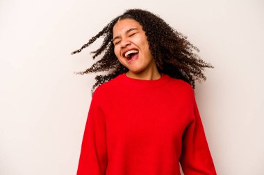 Genç Afrikalı Amerikalı kadın beyaz arka planda dans ediyor ve eğleniyor..