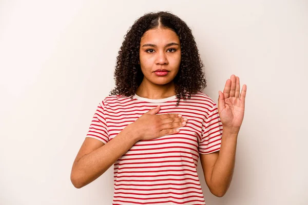 Mujer Afroamericana Joven Aislada Sobre Fondo Blanco Haciendo Juramento Poniendo —  Fotos de Stock