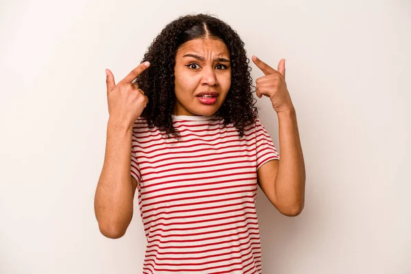 Giovane Donna Afroamericana Isolata Sfondo Bianco Mostrando Gesto Delusione Con — Foto Stock