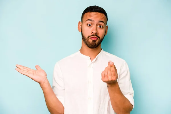 Young Hispanic Man Isolated Blue Background Showing She Has Money — ストック写真