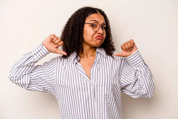 Mujer Afroamericana Joven Aislada Sobre Fondo Blanco Siente Orgullosa Segura —  Fotos de Stock