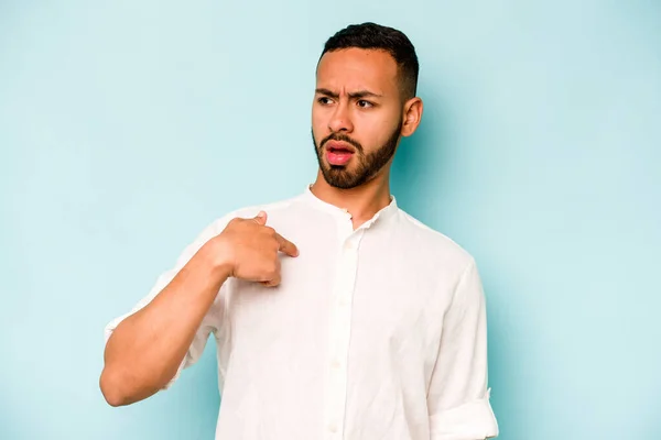 Junger Hispanischer Mann Auf Blauem Hintergrund Überrascht Mit Erhobenem Zeigefinger — Stockfoto