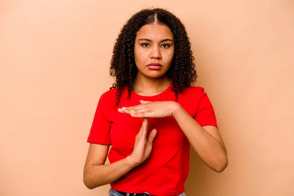 Joven Mujer Afroamericana Aislada Sobre Fondo Beige Mostrando Gesto Tiempo —  Fotos de Stock