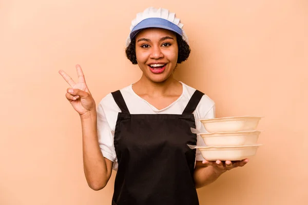 Jovem Cozinheira Voluntária Afro Americana Isolada Fundo Bege Alegre Despreocupada — Fotografia de Stock