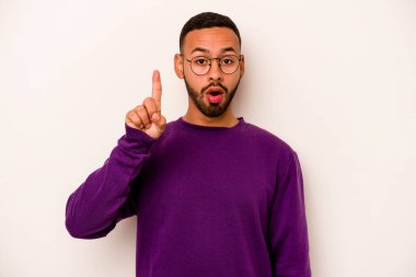 Beyaz arka planda izole edilmiş genç İspanyol bir adamın bir fikri, ilham konsepti var..